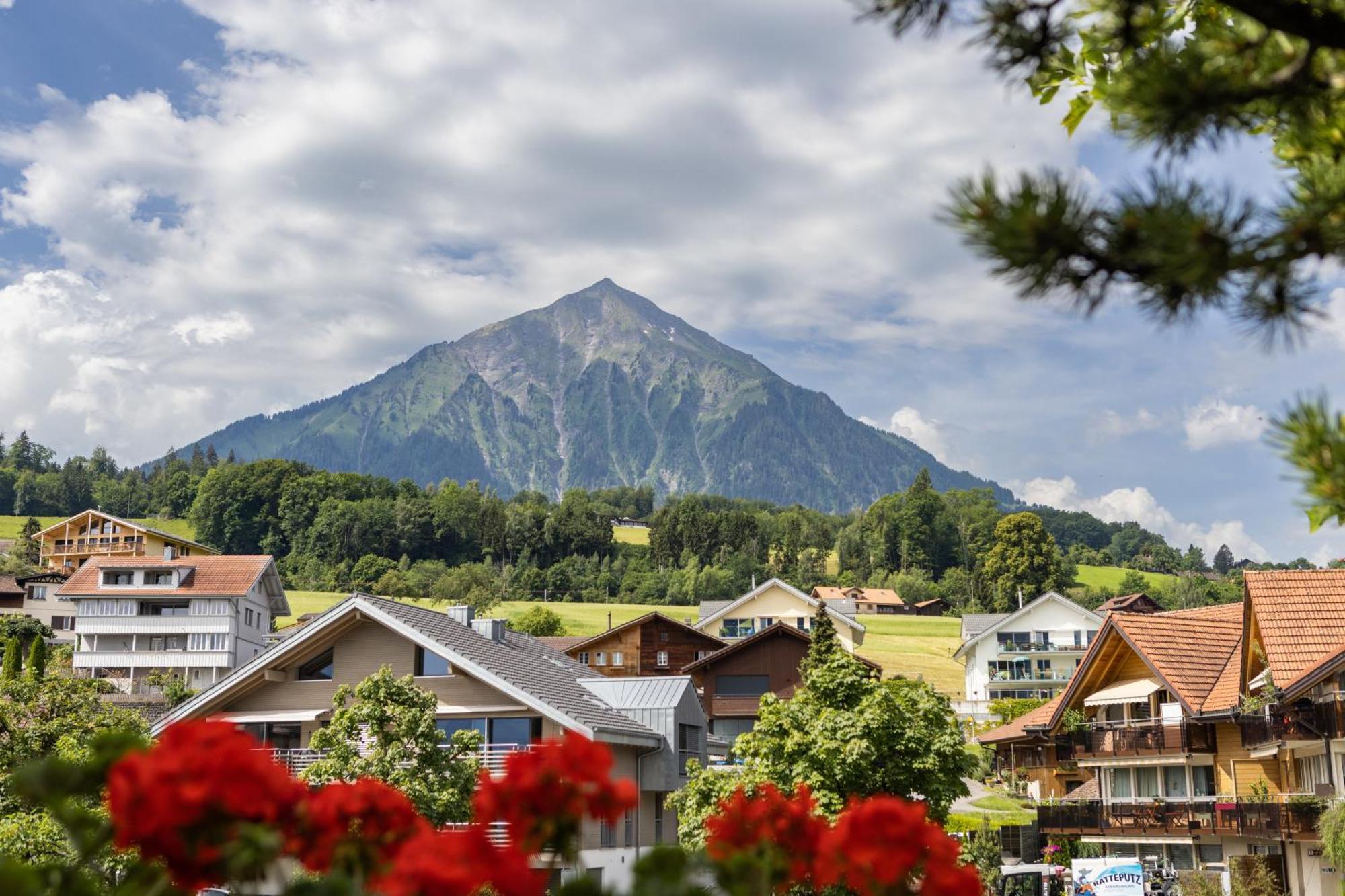 Strandhotel Seeblick Faulensee Exterior foto